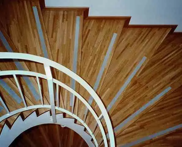 Ingresso con boiserie e porta in legno intarsiato
